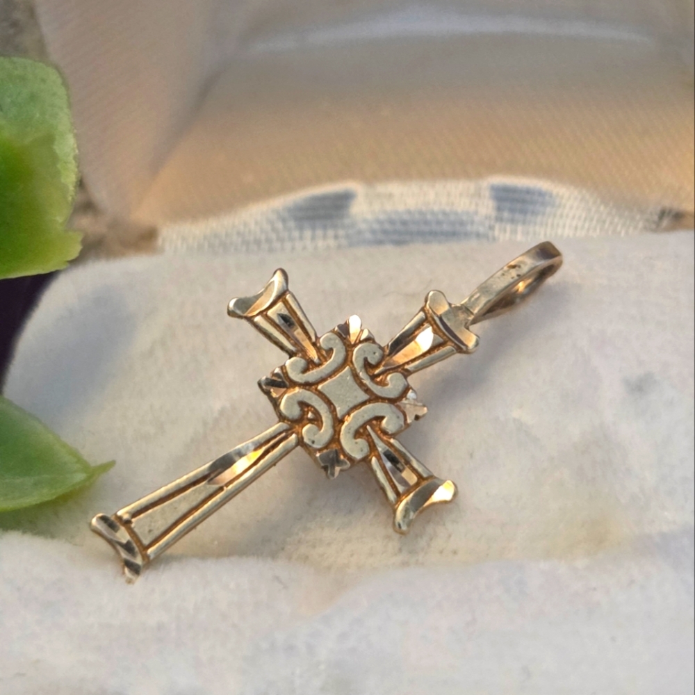 Beautiful Vintage P&CO 14K Cross Pendant